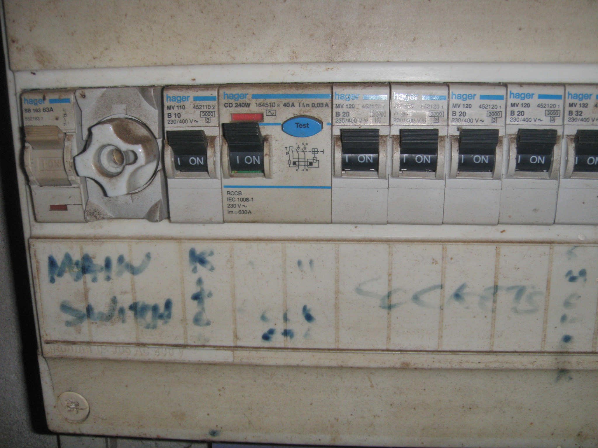 Click image for larger version

Name:	Fuse Box.jpg
Views:	238
Size:	763.1 KB
ID:	592913